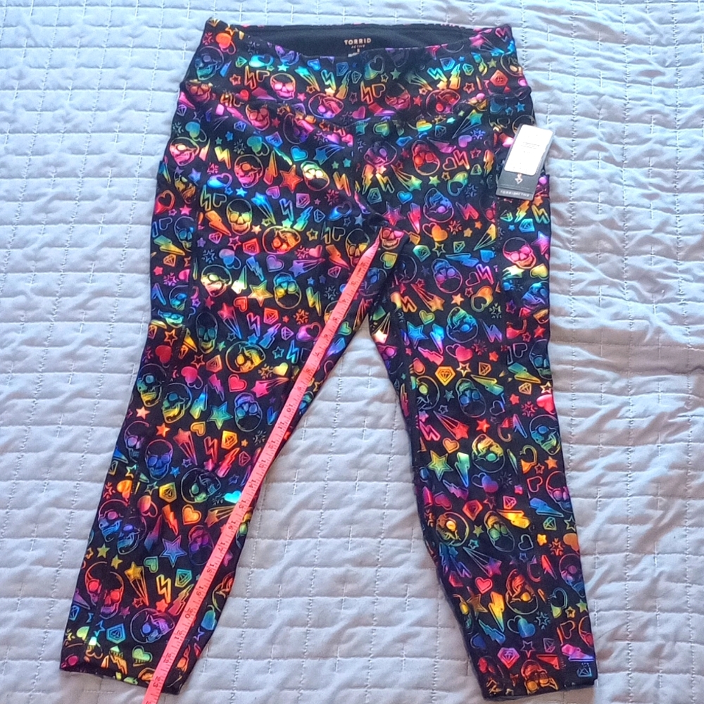 NEW WITH TAGS TORRID BRAND WILD SKULLS CROPPED LEGGINGS size 2